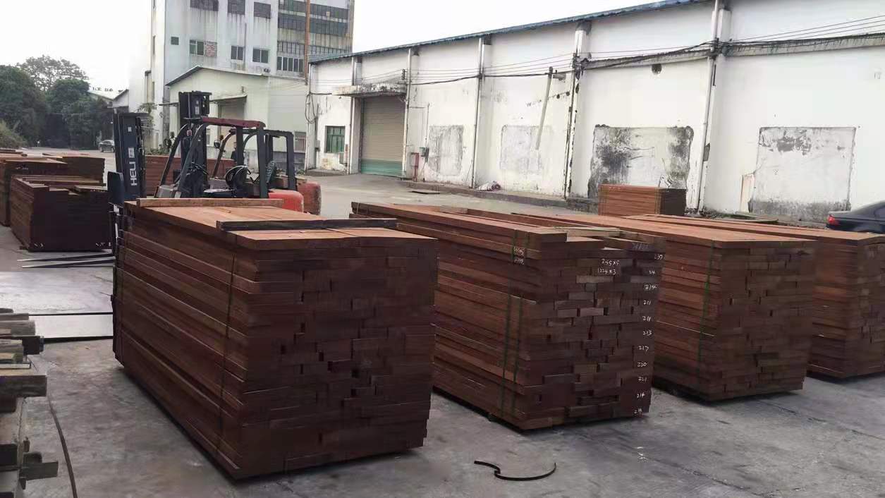 跨年即將來(lái)臨，匆忙補(bǔ)貨為月底沖刺做準(zhǔn)備